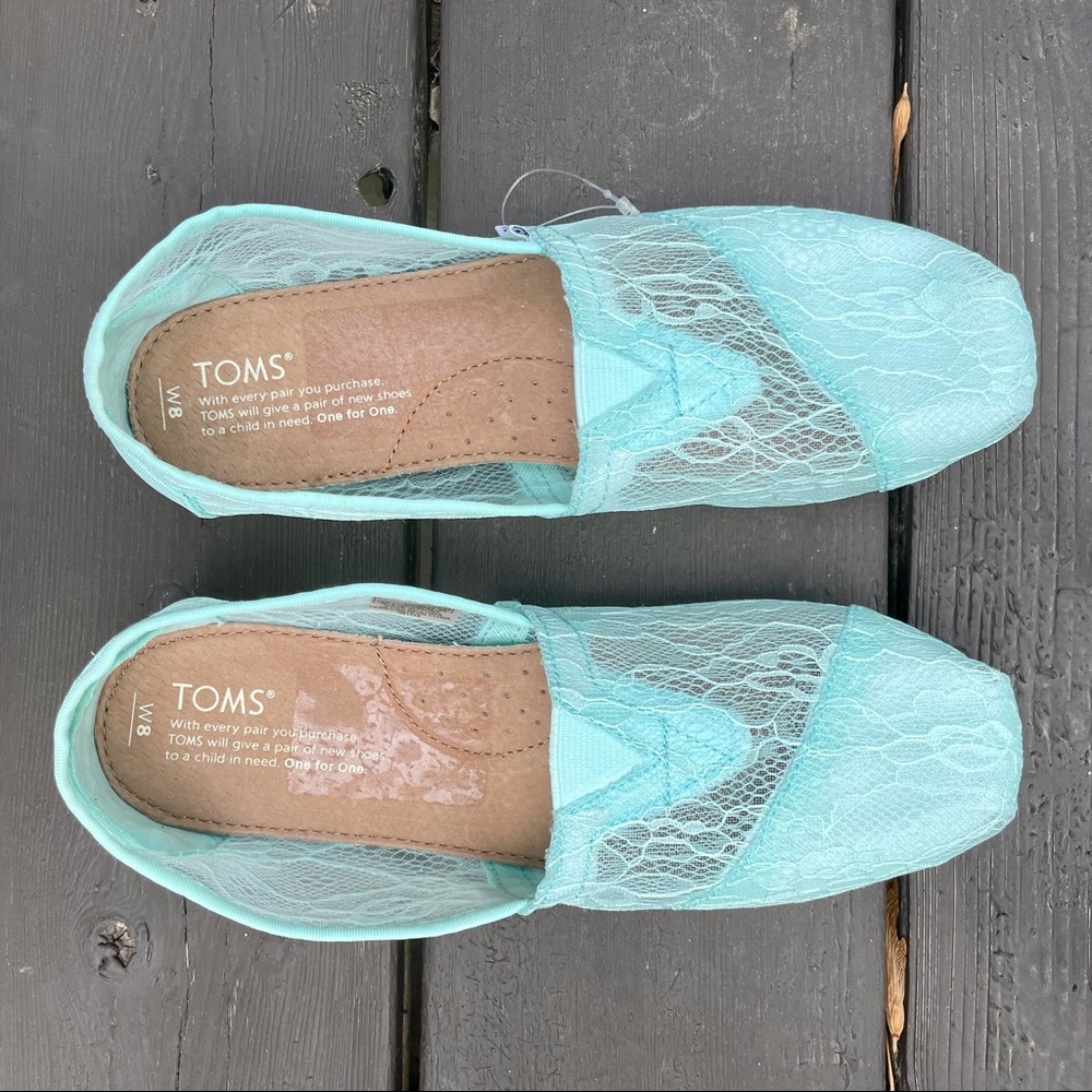 TOMS. Size 8